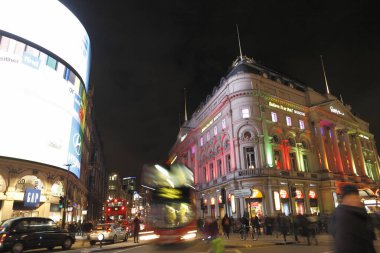 Karanlıkta sıcaklık saçan şehir yapılarının görüntüsü..