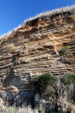 Uçurumun güzel manzarası. Kayalık arazi 
