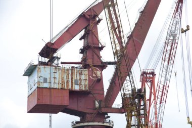 Bir vinç kaldırıyor ve bulutlu gökyüzünü 