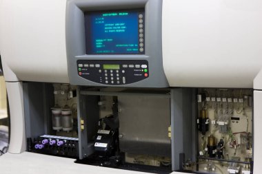 Otomatik laboratuvar test makinesi kullanılarak kan örnekleri analiz ediliyor