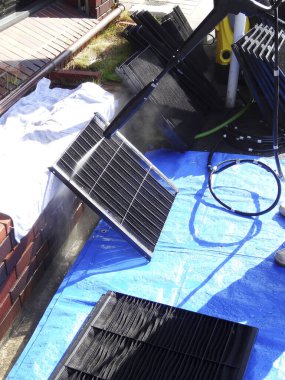 Yüksek basınçlı su spreyiyle güneş panelleri temizleniyor