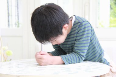 Evin içinde sevimli bir Japon çocuk, yakın plan portresi. 