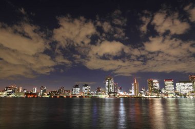 Şehirdeki modern binaların ışıklarıyla, kentsel arka planlarıyla 