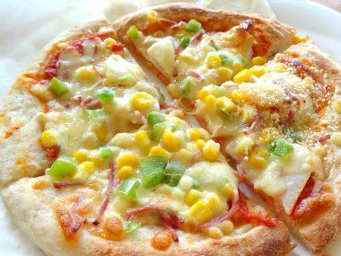 Mısır ve peynirli bir pizza.