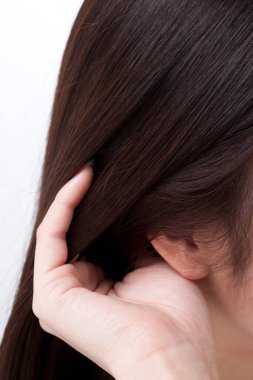 Beyaz arka plan üzerinde uzun düz saçlı güzel Asyalı kadın