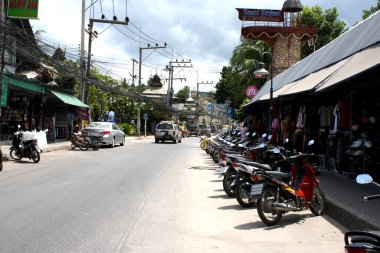 Yan tarafında bir sürü motosiklet olan bir sokak.