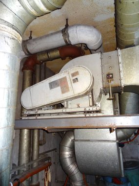 Bir binanın içinde duran kirli bir klima.