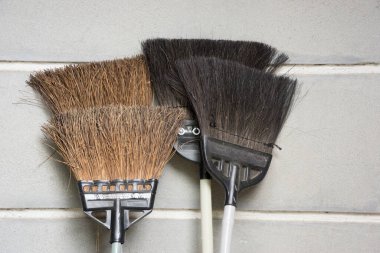  Fırçalar duvara konur.
