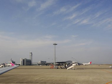 Havaalanındaki pistte bir uçak.