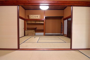 Geniş kapısı olan bir oda.  