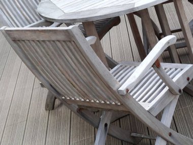 bir masa ve sandalyeler bir güverte 