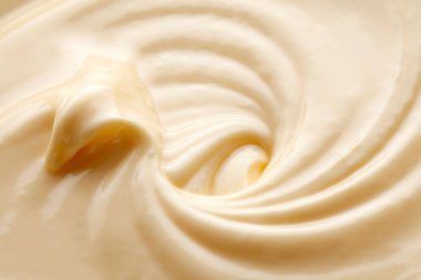 Üzerinde krema olan beyaz bir kase.