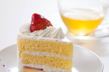 Arka planda krema olan çilekli pasta, kapat.