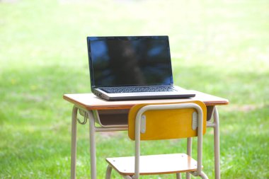 Sahadaki bir masada oturan dizüstü bilgisayar.