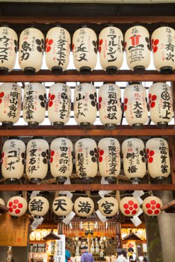 Tavandan sarkan birkaç kağıt fener.