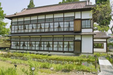 Havuzu ve yolu olan bir bina.