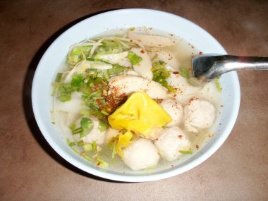 İçinde kaşık olan bir kase çorba.