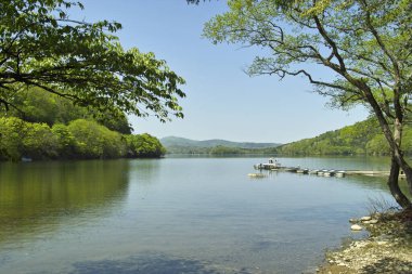 Limanı ve teknesi olan bir göl.