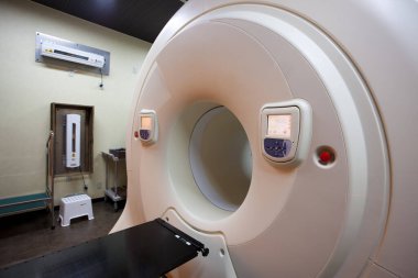 Önünde bir masa olan bir MRI makinesi.