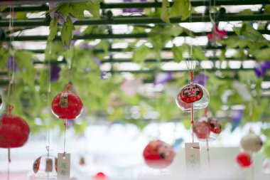 Tavandan sarkan birkaç süs eşyası.