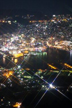 Işıkların parladığı bir şehir