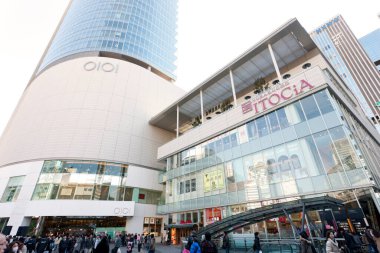 Bir grup insan alışveriş merkezinde dolaşıyor.