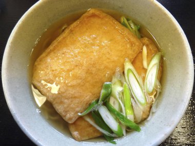 Bir kase sebzeli çorba.