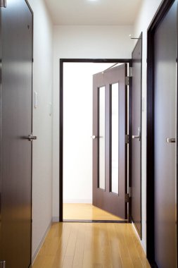 Modern otel dairesindeki koridorun içinde.