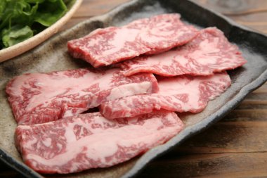 Masada çiğ biftek var. Kapatın.