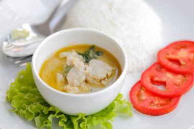 Tayland pirinç noodle ile tavuk