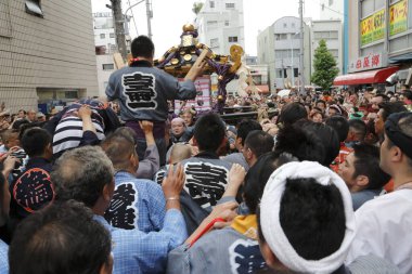 İnsanlar Tokyo, Japonya 'da düzenlenen geleneksel Kanda Matsuri festivaline katılıyor                 
