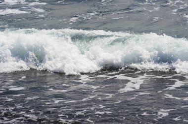 Deniz kıyısındaki dalgaların güzel manzarası 