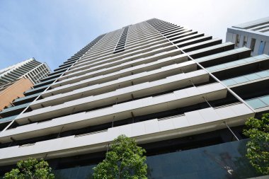 Gökdelenlerin alçak açılı görüntüsü. Tokyo, Japonya 