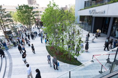 Japon caddesinin estetik kalitesi binalarının çarpıcı tasarımıyla artar.