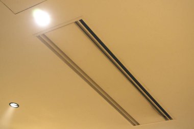 Tavandaki modern lambayı kapat.