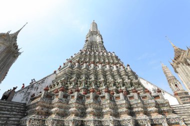 Wat Arun 'daki ya da Şafak Tapınağı' ndaki Pagoda Bangkok Tayland 'ın turistik simgesidir.. 