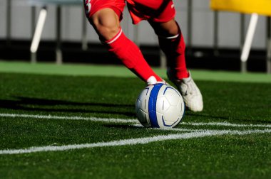 Spor giyim sektöründe futbol oynayan insanların bacakları.                 