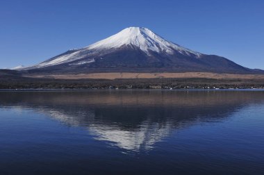 Japonya 'da Fuji Dağı karla kaplı.