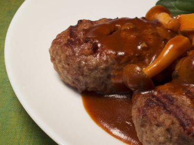 Mantarlı köfteler ve soslu, yakın çekim manzaralı.