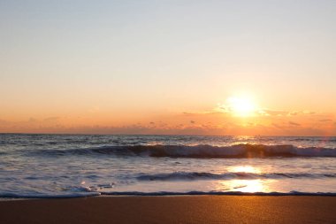 Deniz üzerinde güzel, parlak gün batımı. Doğa, seyahat arka planı
