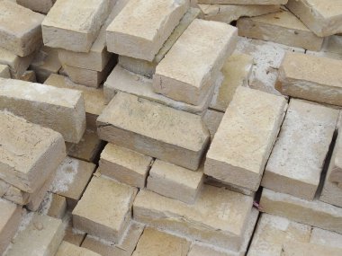 Kiremit yığını inşaatı, yakın plan. 