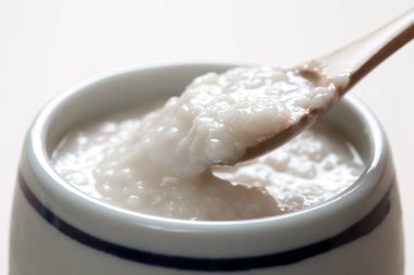Koni, Asyalı pirinç lapası ve ahşap kaşık.  