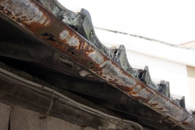 Arka planda penceresi olan eski ahşap çatı, kapat