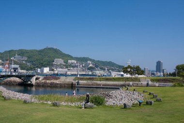 Dağlardaki şehrin deniz kıyısına bak.  
