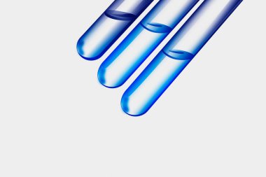 Gri arkaplandaki mavi test tüplerinin yakın plan görüntüsü