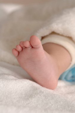 Küçük şirin ayaklar, arka planı kapatın. 