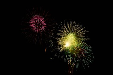 Karanlık gökyüzünde güzel havai fişekler  