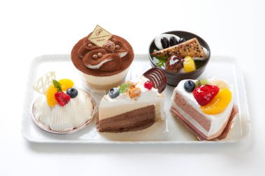 Meyve ve fındıklı çeşitli lezzetli pastaların yakın plan görüntüsü