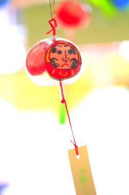 İçeriden sarkan renkli rüzgar çanı