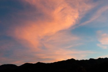 Güzel günbatımı gökyüzü bulut ile.